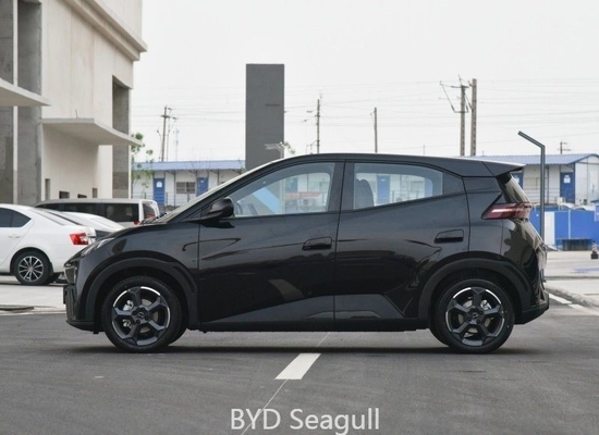 330кВт Максимальная емкость батареи Byd Seagull EV Автомобиль в черно-белом цвете с дальностью 405 км